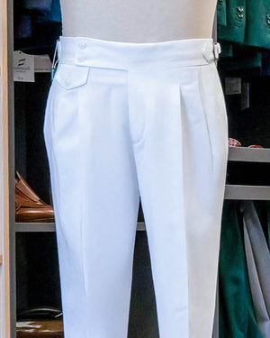 
                  
                    Pantaloni sartoriali con fibbie in cotone estivo bianco
                  
                