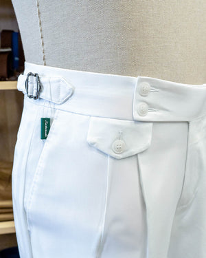 
                  
                    Pantaloni sartoriali con fibbie in cotone estivo bianco
                  
                