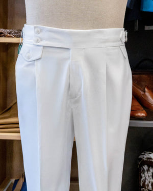 
                  
                    Pantaloni sartoriali con fibbie in cotone estivo bianco
                  
                