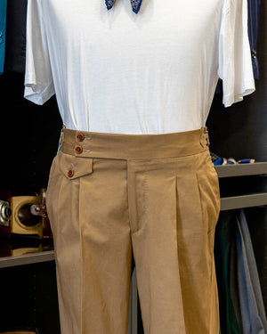 
                  
                    Pantaloni sartoriali con fibbie in cotone estivo beige
                  
                