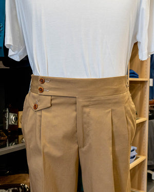 
                  
                    Pantaloni sartoriali con fibbie in cotone estivo beige
                  
                