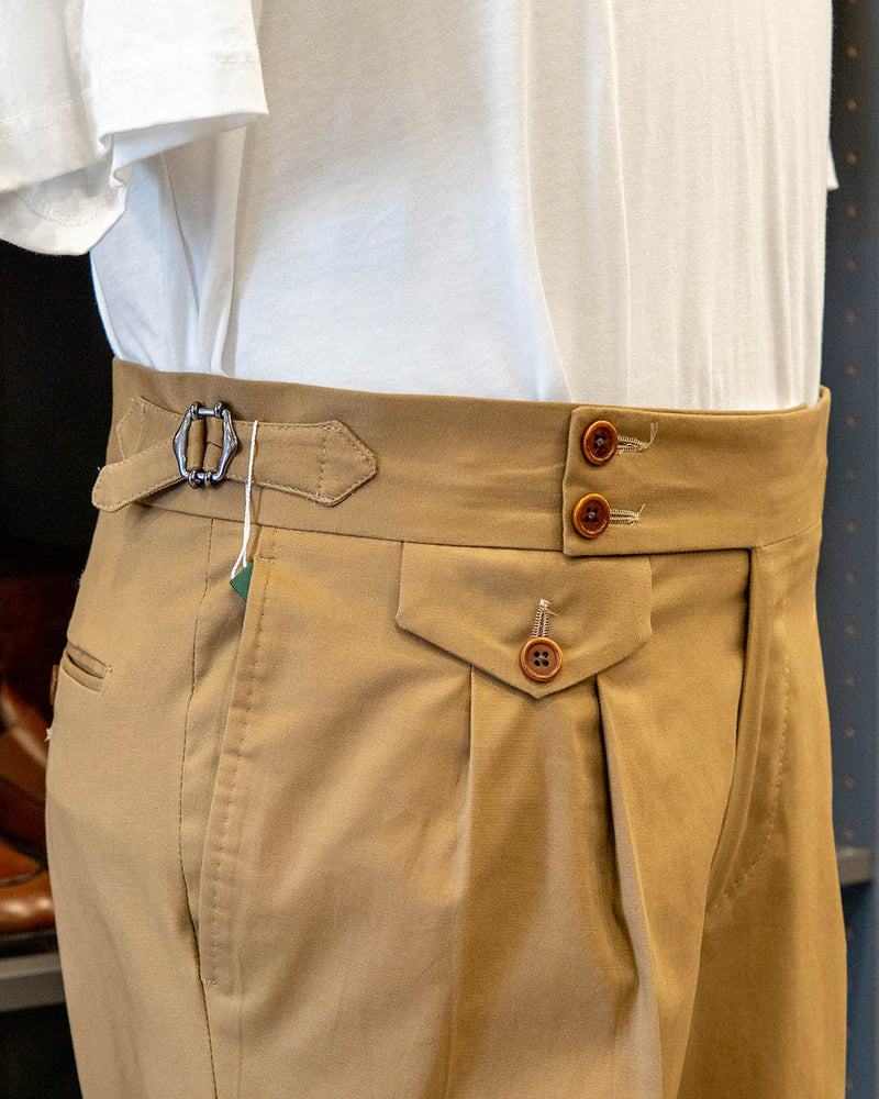 
                  
                    Pantaloni sartoriali con fibbie in cotone estivo beige
                  
                
