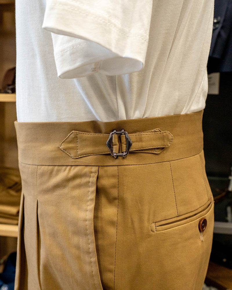 
                  
                    Pantaloni sartoriali con fibbie in cotone estivo beige
                  
                