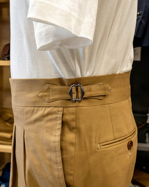 
                  
                    Pantaloni sartoriali con fibbie in cotone estivo beige
                  
                
