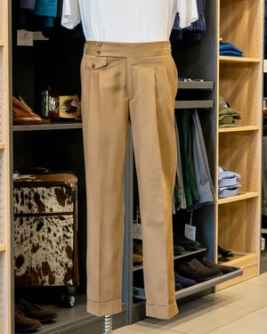 
                  
                    Pantaloni sartoriali con fibbie in cotone estivo beige
                  
                