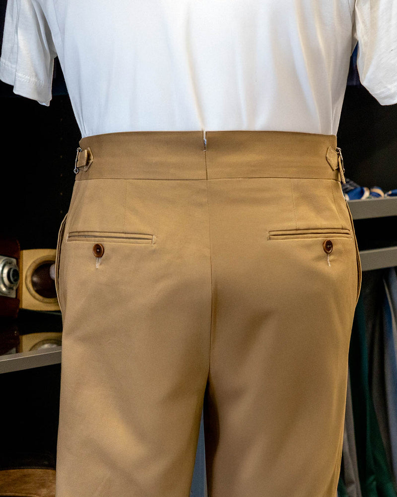 
                  
                    Pantaloni sartoriali con fibbie in cotone estivo beige
                  
                