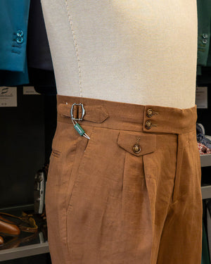 
                  
                    Pantaloni sartoriali con fibbie in puro lino marroni
                  
                