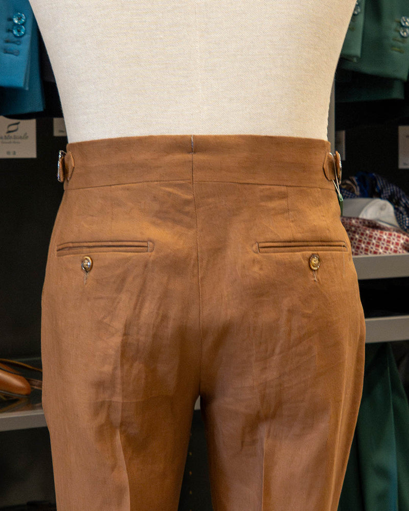 
                  
                    Pantaloni sartoriali con fibbie in puro lino marroni
                  
                